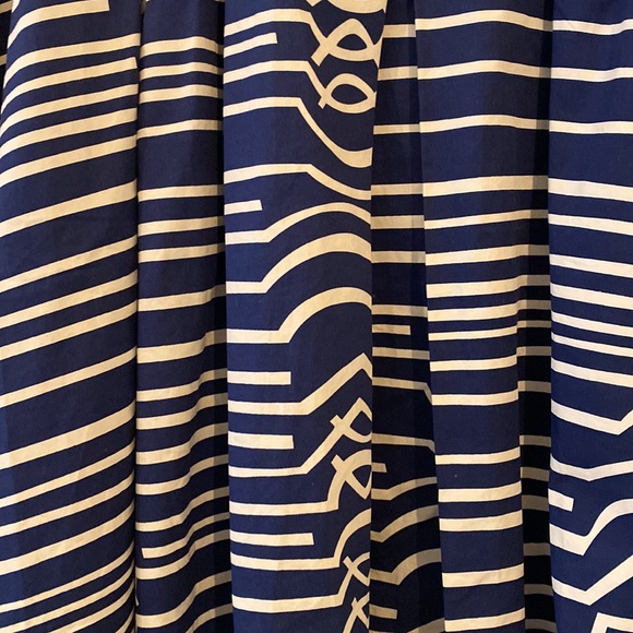 Blue and white patterned pleated knee length skirt - Picture 2 of 3